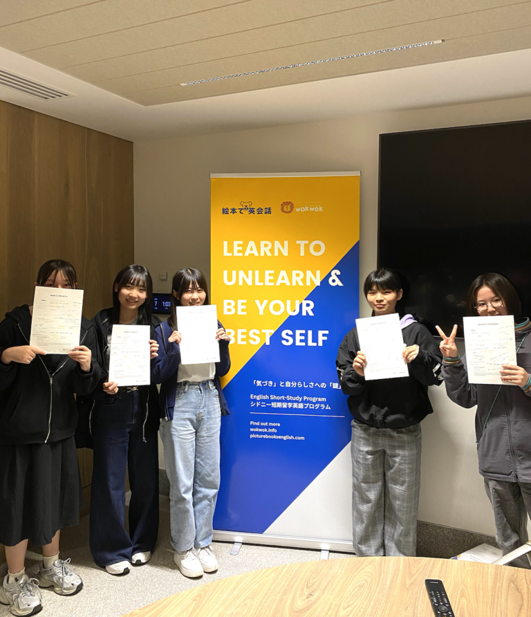 シドニー英語プログラムで修了証を持つ参加者の集合写真
